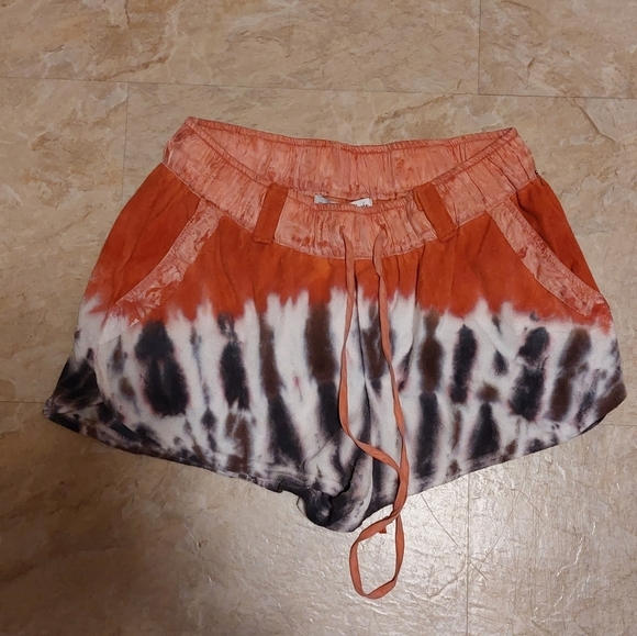 Yfb tie dye shorts bnwt size L - Picture 1 of 6